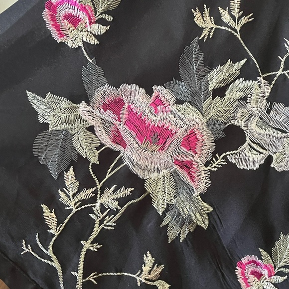 Stunning Free People - Black tunic with embroidered flowers and silk accents - Picture 2 of 3